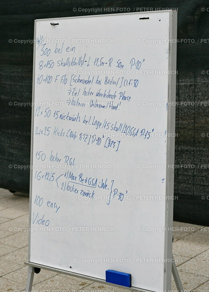20220713-1787-nordbad-HEN-FOTO | 13.07.2022 - Schwimmen Training Deutsche Nationalmannschaft bereitet sich auf Europameisterschaft in Rom im Nordbad Darmstadt vor Trainingsprogramm auf Whiteboard (Foto Peter Henrich)